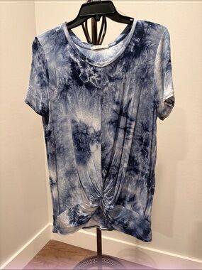 Heart Hips Navy and White Tie-Dye Twist Front Short Sleeve Top